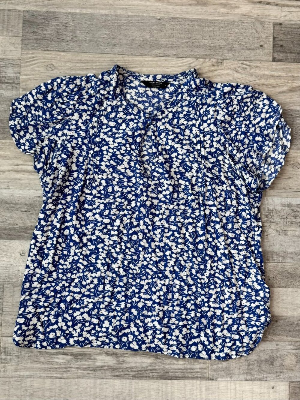 Lucky Brand Blue Floral Short Sleeve Blouse Size Small Keyhole, Pleated H2